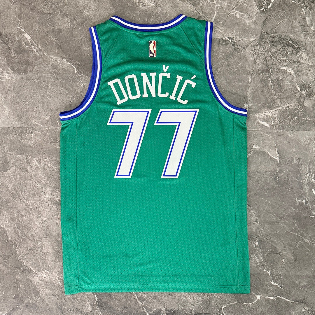 Saison 26 Mavericks Rétro Vert n°77 Doncic