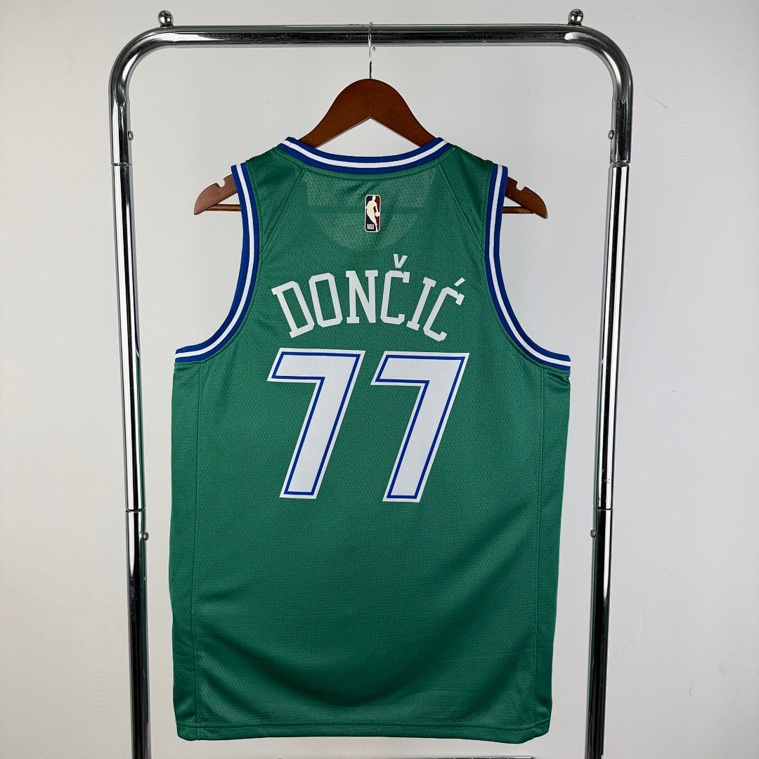 Saison 26 Mavericks Rétro Vert n°77 Doncic